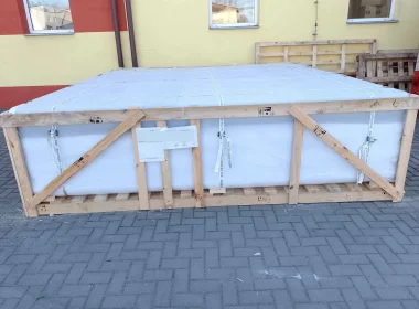 Kombination aus Holzverschlag und Schrumpffolienverpackung für erhöhten Schutz