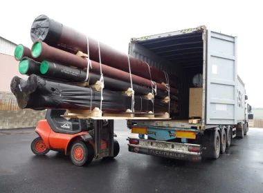 Verladung und anschließende Fixierung von Rohrleitungen mit Zubehör im Container