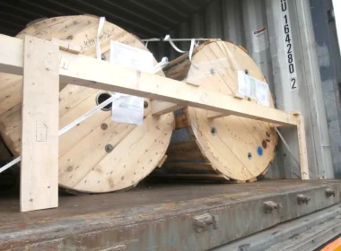 Verladung und Fixierung von Holztrommeln für im Container