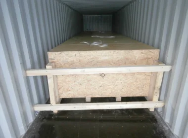 Verpackung und Containerbeladung einer Überseekiste beim Kunden vor Ort