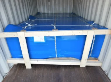 Containerbeladung einer in Schrumpffolie verpackten empfindlichen Anlage mit Feuchtigkeits- und Korrosionsschutz