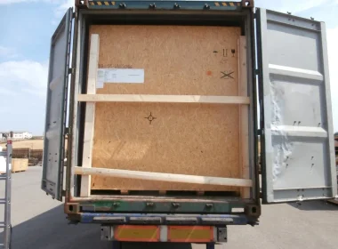 Abgeschlossene Containerbeladung inklusive Dokumentation und Signierung - bereit für den internationalen Versand