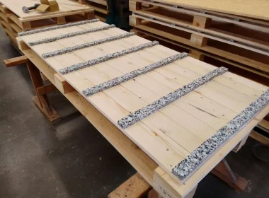 Gehobelte maßgeschneiderte Holzpalette mit Polsterung für den sicheren Transport empfindlicher Metallteile