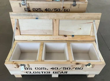 Robuste Vollholzkiste mit Schaumstoffpolsterung - maximaler Produktschutz für empfindliche Güter