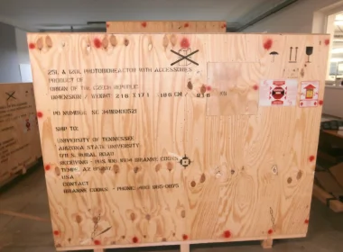 Überseekiste mit Schraubverbindungen - rot markierte Verbindungen für einfache Montage und Demontage vor Ort
