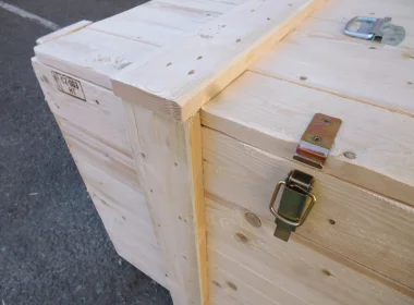 Einsatz verschiedener Beschläge und Verschlusssysteme für nagelfreie Kisten - angepasst an Kundenanforderungen hinsichtlich Handhabung, Lagerung und Transport